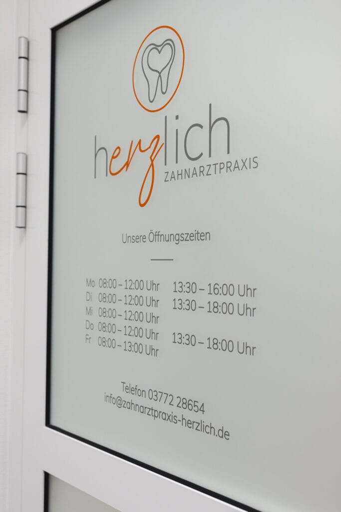 Zahnarztpraxis Herzlich Beklebung