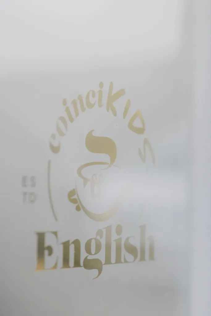 Logo von coincidance English in Worbis, gestaltet als Teil des Markenauftritts durch NETZLICHT®