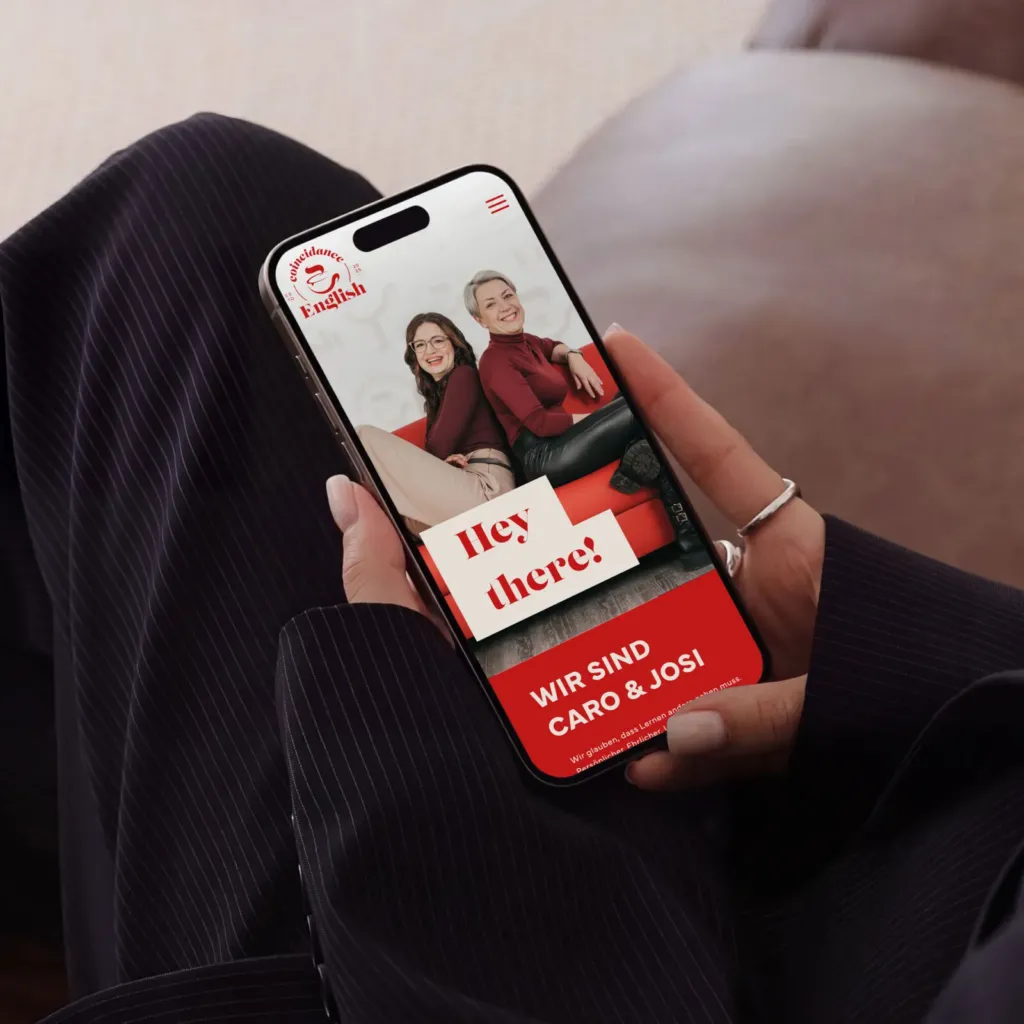 Mobile Ansicht der Website coincidance English aus Worbis, gezeigt auf einem Smartphone mit Startseite von Caro und Josi.