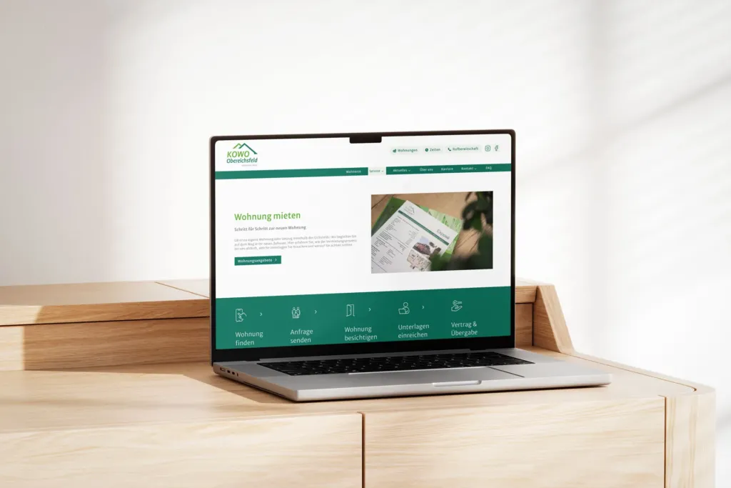 Laptop zeigt Website der KOWO Obereichsfeld Heiligenstadt mit Schritt-für-Schritt-Anleitung zum Wohnung mieten