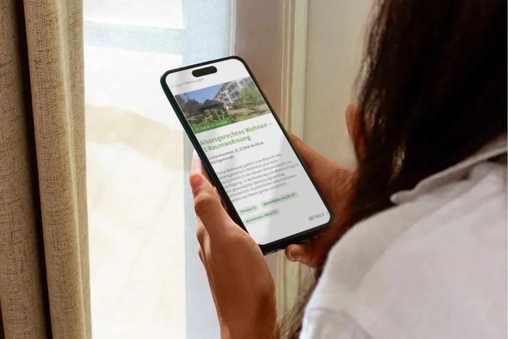 Smartphone zeigt mobile Wohnungssuche der KOWO Obereichsfeld mit Angebot für altersgerechtes Wohnen in Heiligenstadt