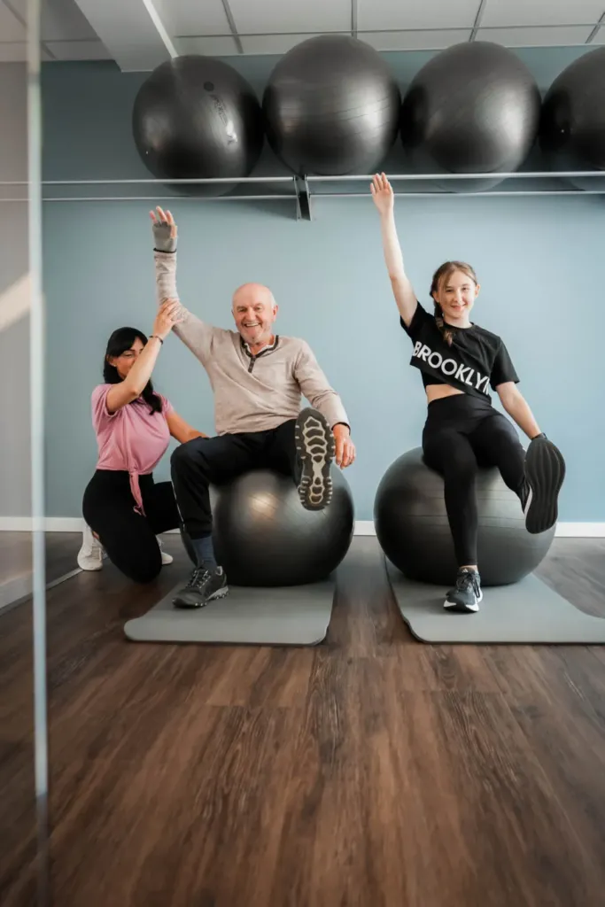 Physiotherapie Sophie Klaus in Gernrode, Eichsfeld: Übung auf Gymnastikbällen mit Therapeutin und zwei Patienten