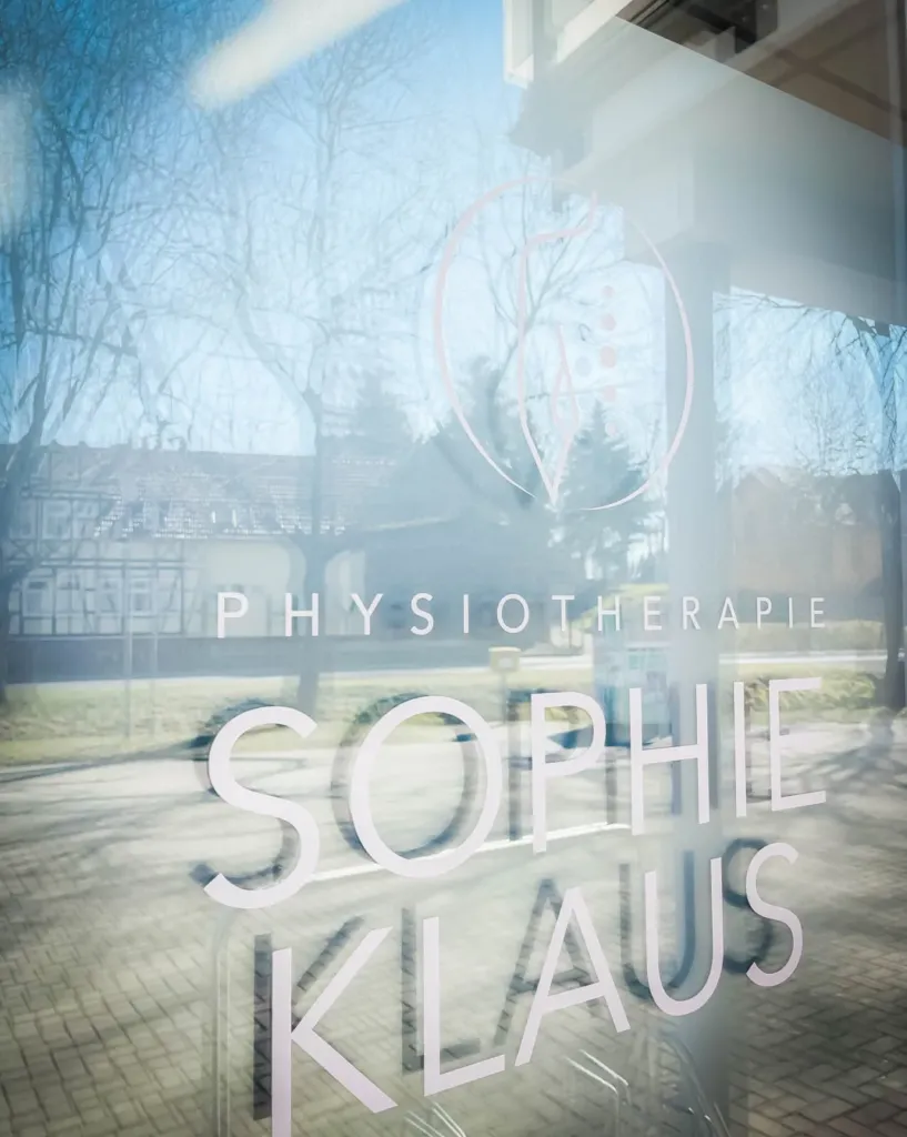 Schaufensterbeschriftung der Physiotherapie Sophie Klaus in Gernrode, Eichsfeld, mit Logo auf Glasfront