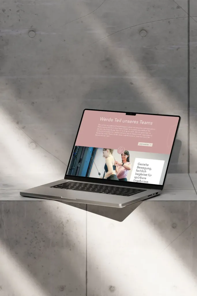 Laptop zeigt Website der Physiotherapie Sophie Klaus im Eichsfeld mit Karriereseite und Teamfoto