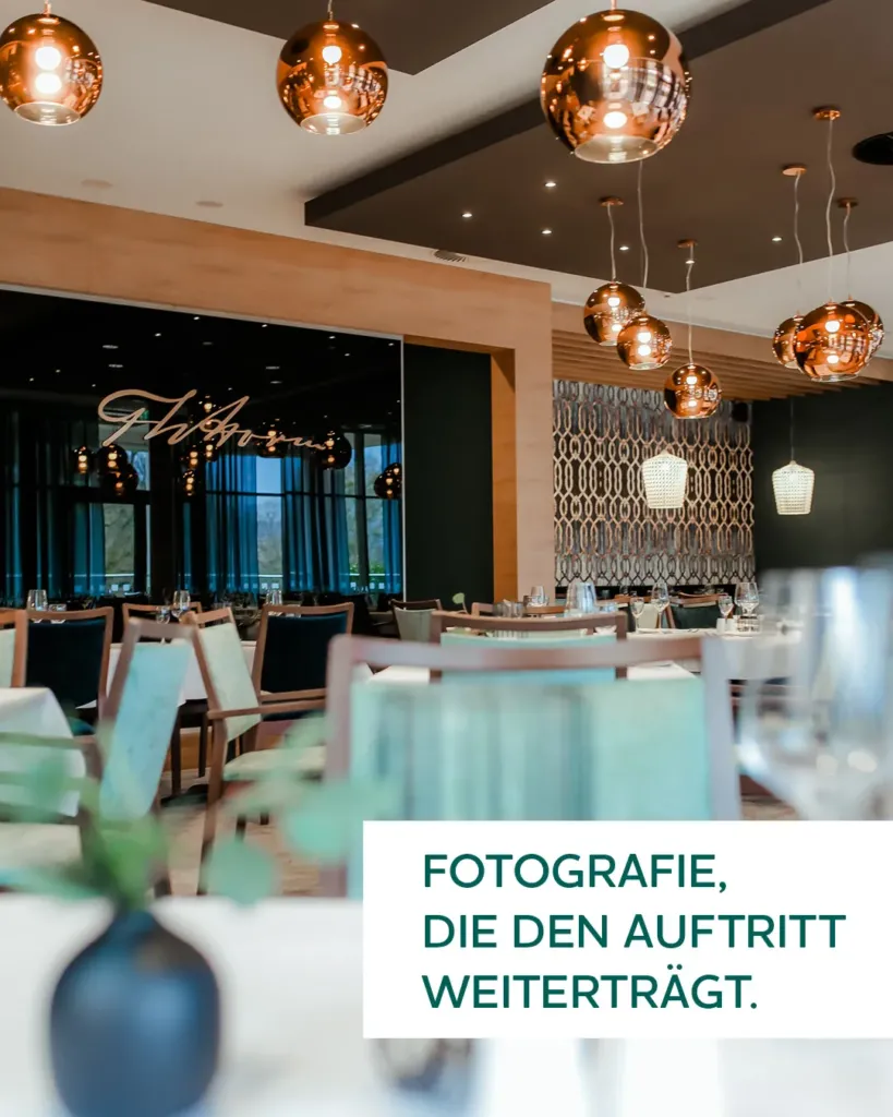 Elegant eingedecktes Restaurant mit Kupferleuchten und stimmungsvollem Ambiente für Weihnachtsfeiern