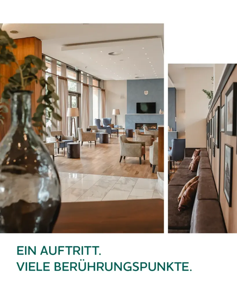 Hotellobby mit Kamin, Loungemöbeln und gepolsterter Sitzbank entlang einer Bildergalerie
