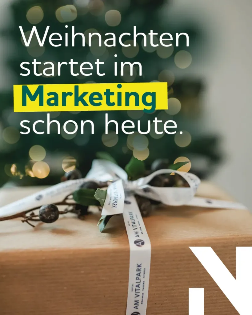 Weihnachtlich verpacktes Geschenk mit Hotel Am Vitalpark Schleife, Kampagnenmotiv für frühzeitiges Weihnachtsmarketing